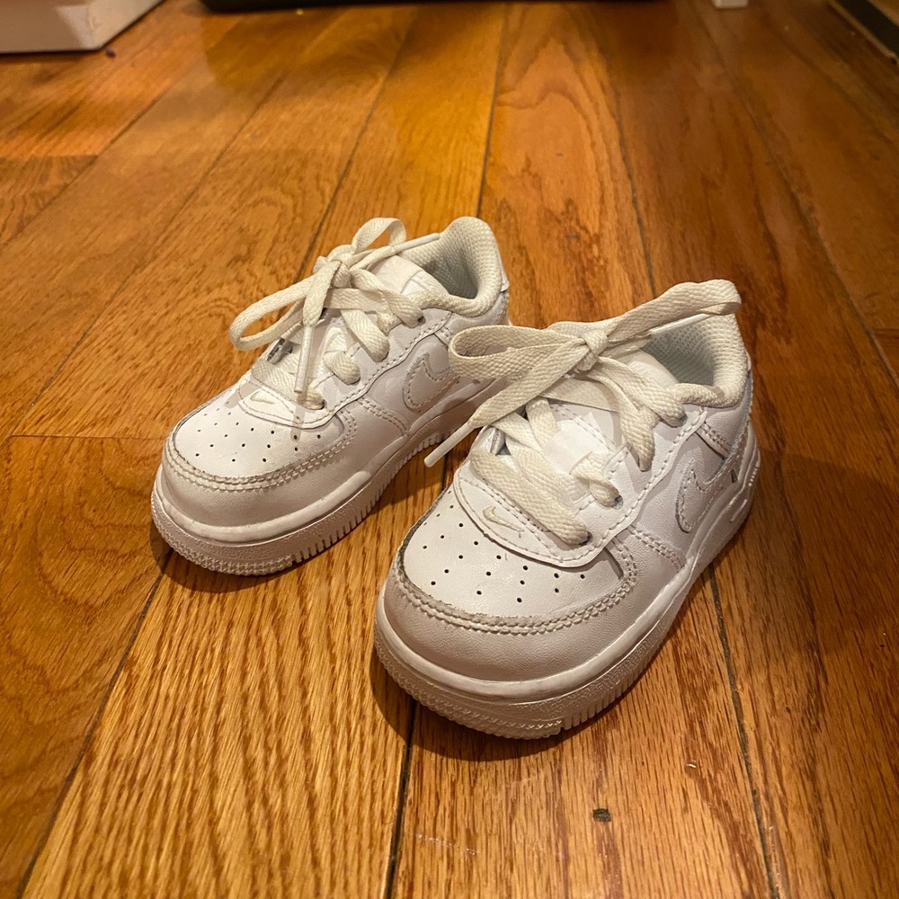 Nike White Baby uptown (size 5c)